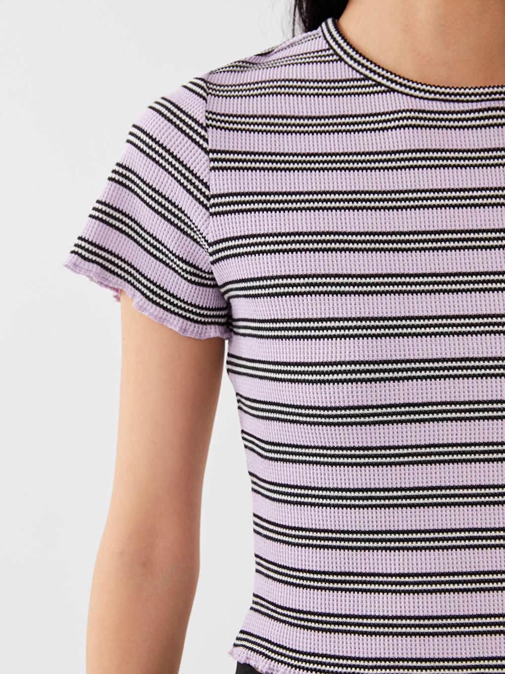 Әйелдерге арналған жолақты дөңгелек жағалы қысқа жең футболка-3