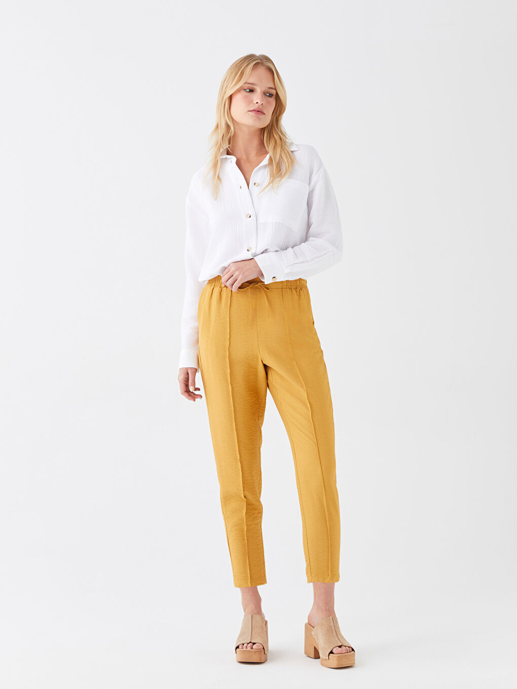 Женские брюки морковного кроя однотонные-1
