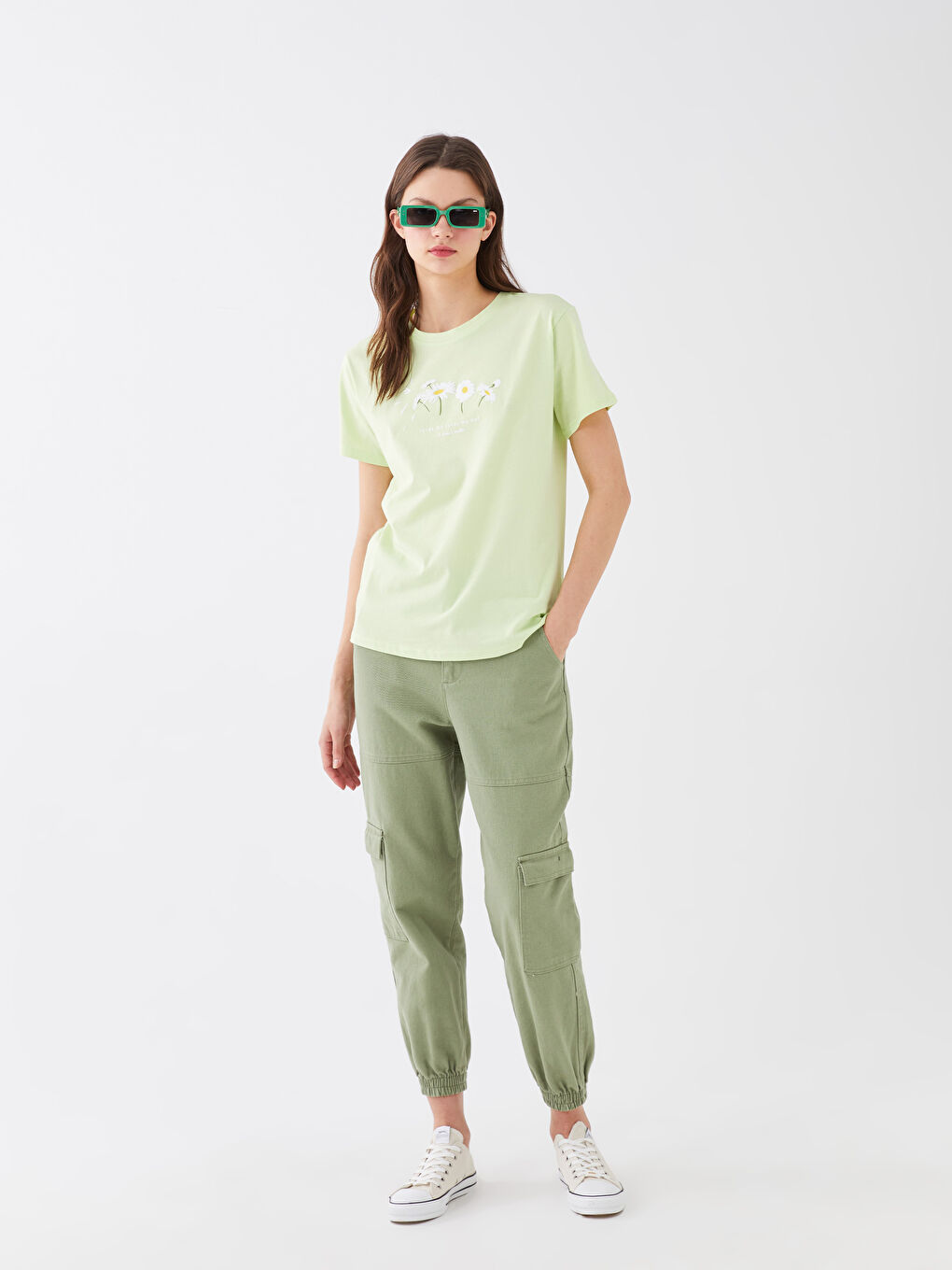 تيشيرت نسائي بأكمام قصيرة وياقة دائرية مطبوع-2