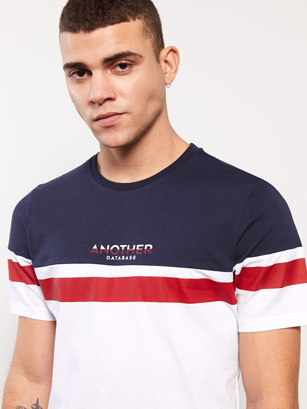 تيشيرت ياقة دائرية كم قصير بلوك الألوان جيرسي للرجال-2