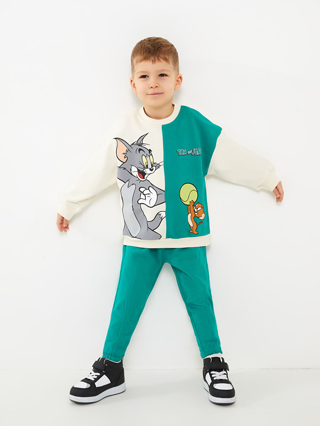 LCW baby Crew Neck Long Sleeved Tom and Jerry Printed Baby Boy Sweatshirt and Jogger Tracksuit Bottom 2-Pack Set -S36731Z1-QVK