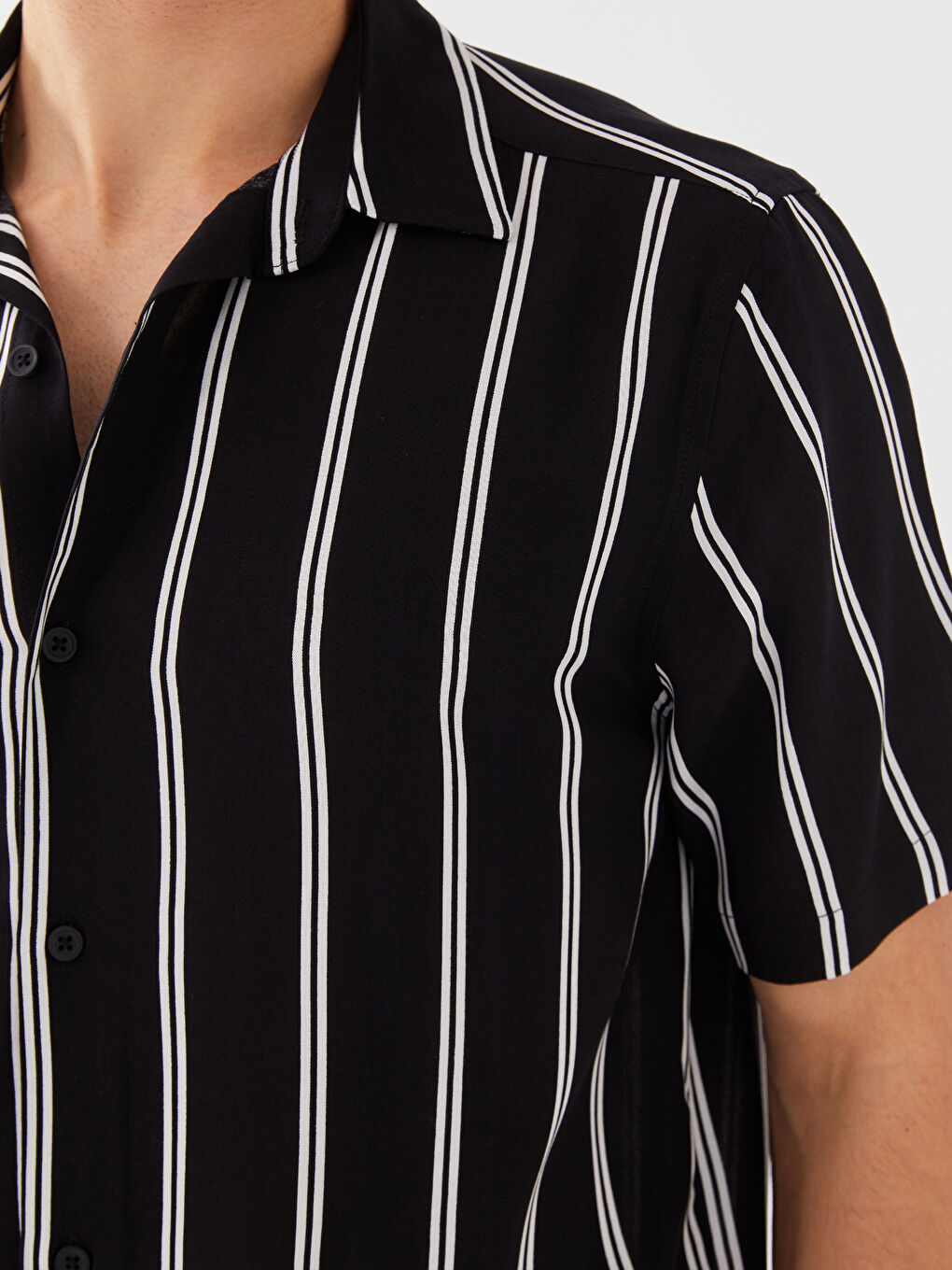 Siyah Regular Fit Kısa Kollu Çizgili Viskon Erkek Gömlek-4