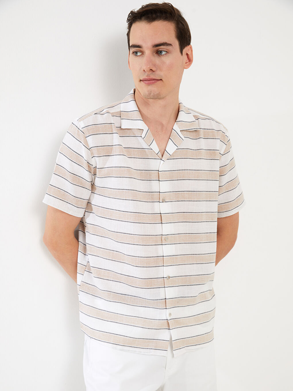 قميص رجالي مخطط بأكمام قصيرة بقصة عادية