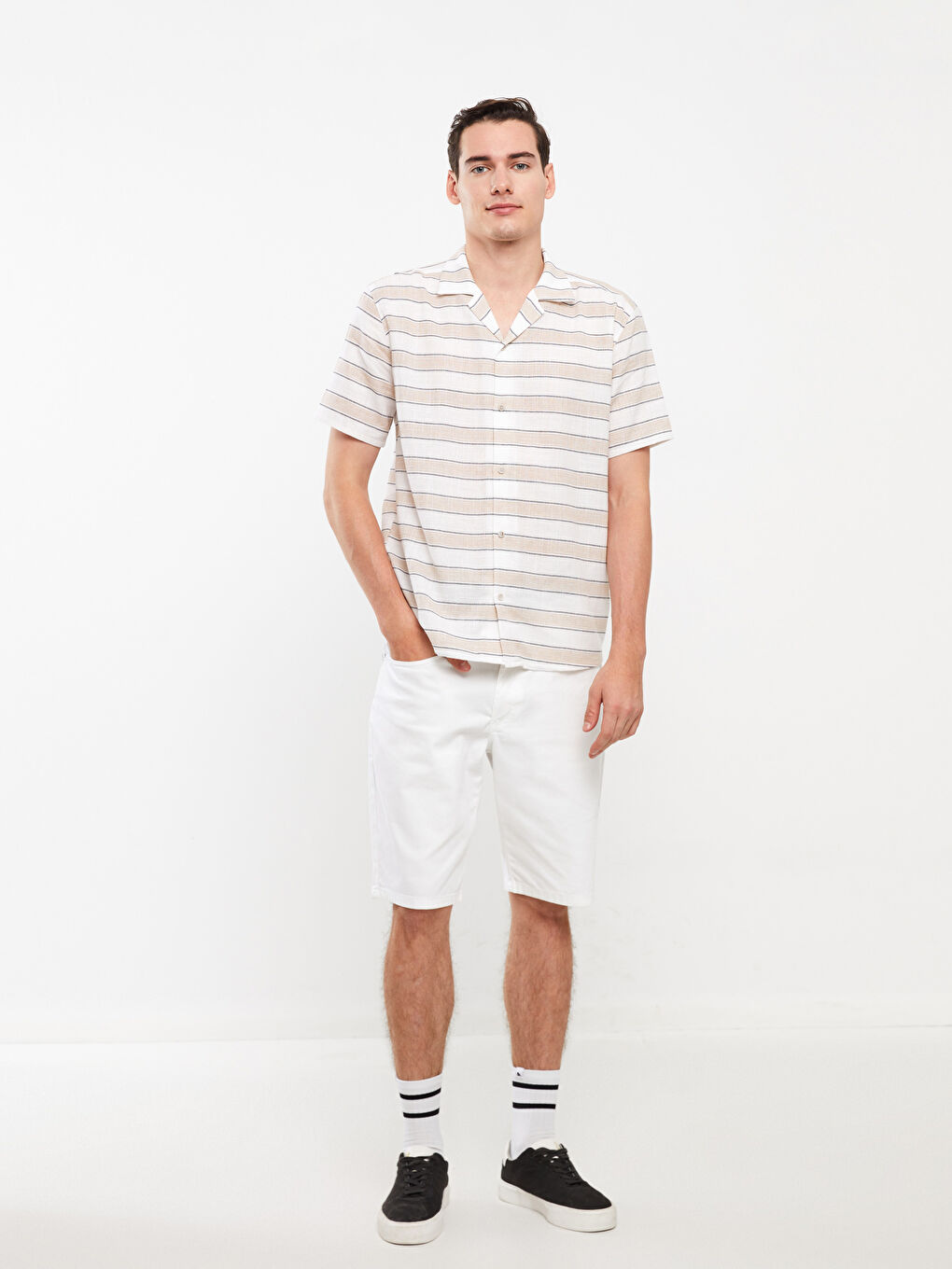 قميص رجالي مخطط بأكمام قصيرة بقصة عادية-1