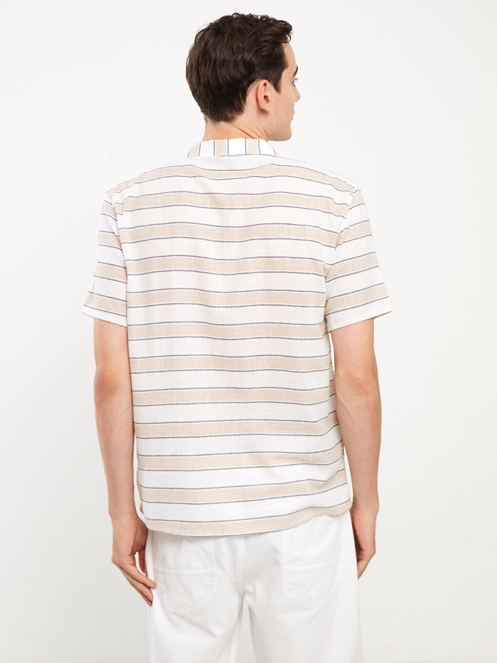 قميص رجالي مخطط بأكمام قصيرة بقصة عادية-4