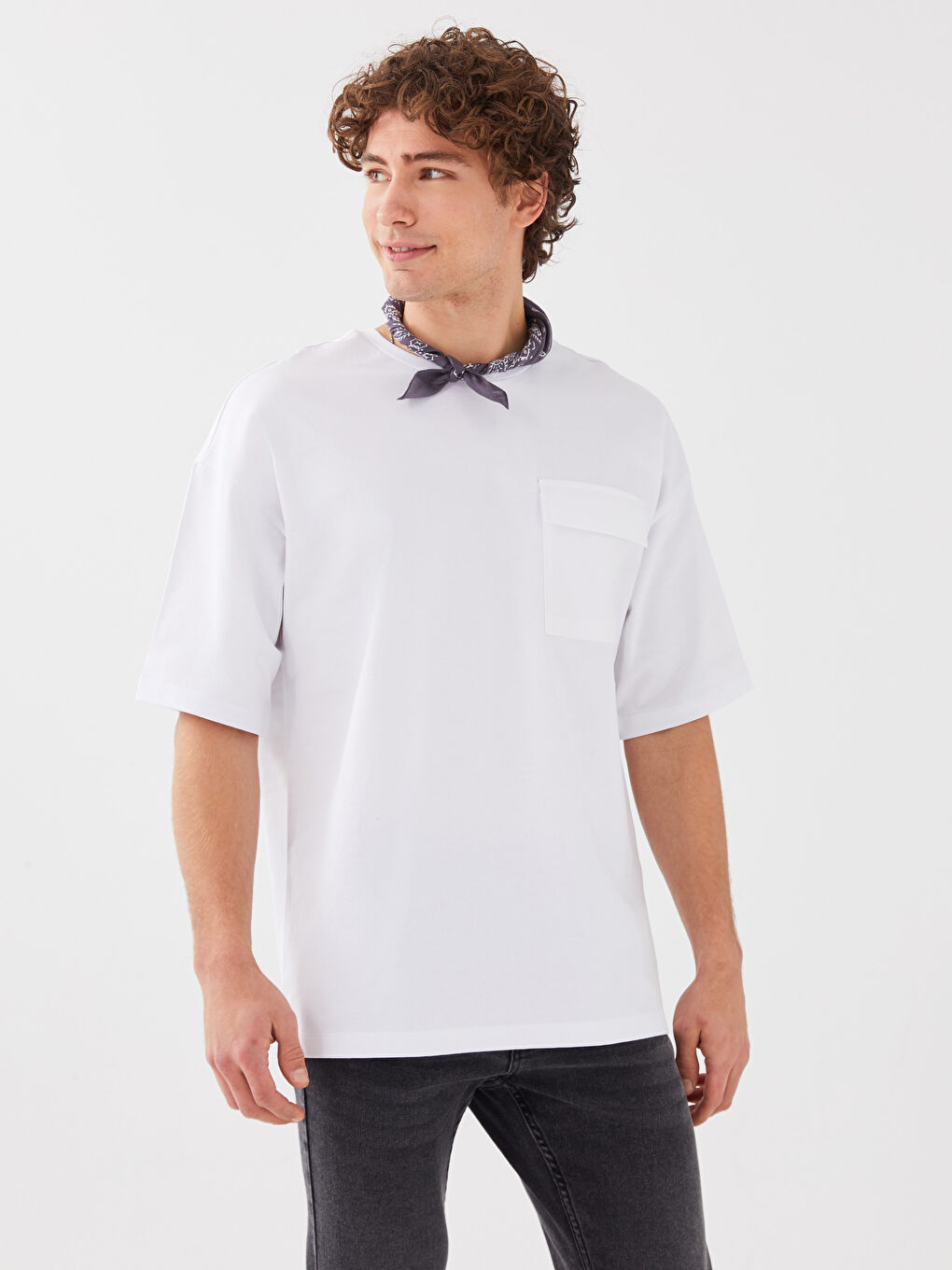 მრგვალი საყელო მოკლე სახელო მამაკაცის მაისური