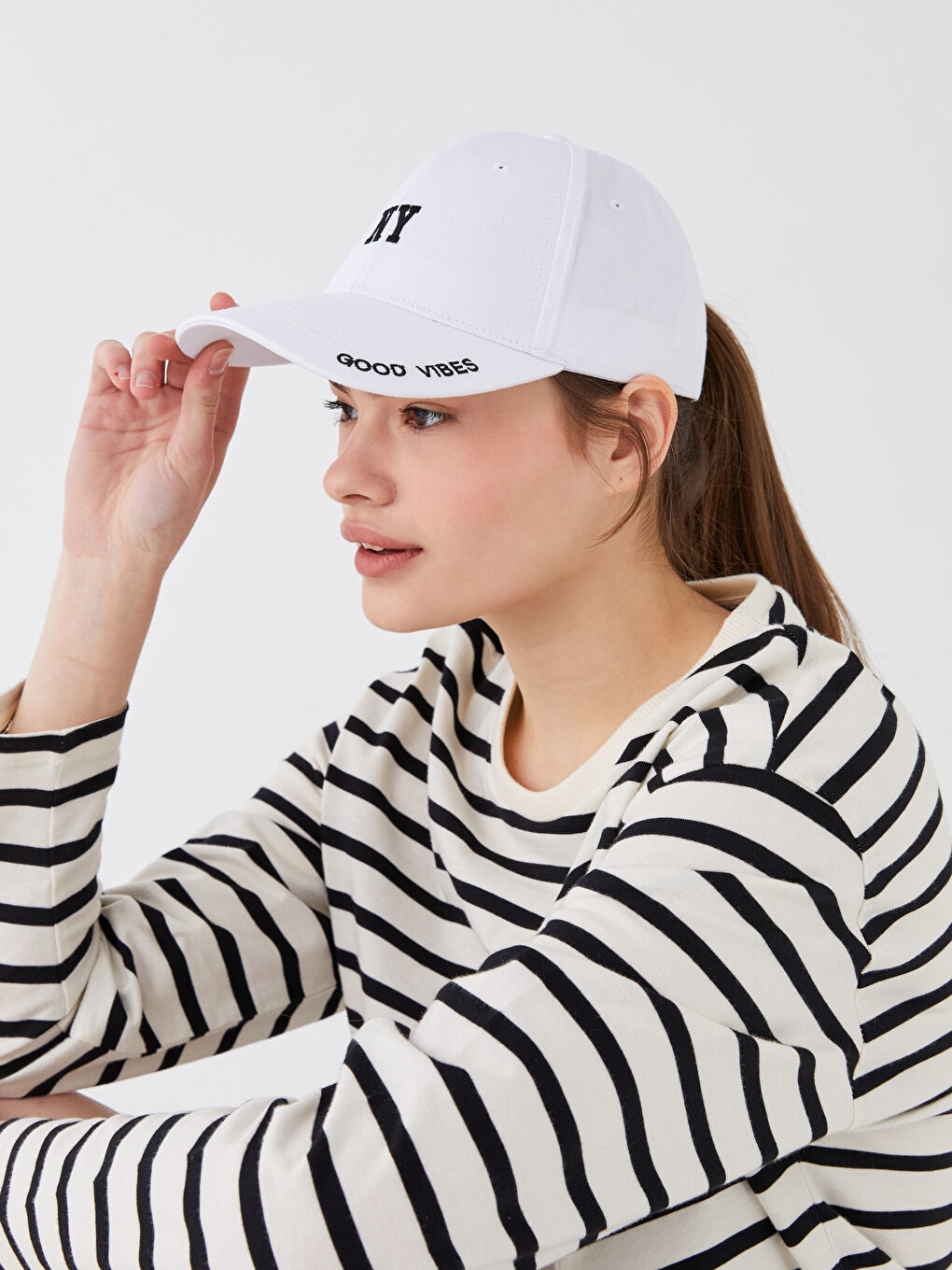 Beyaz Yazı Nakışlı Kadın Kep Şapka-1