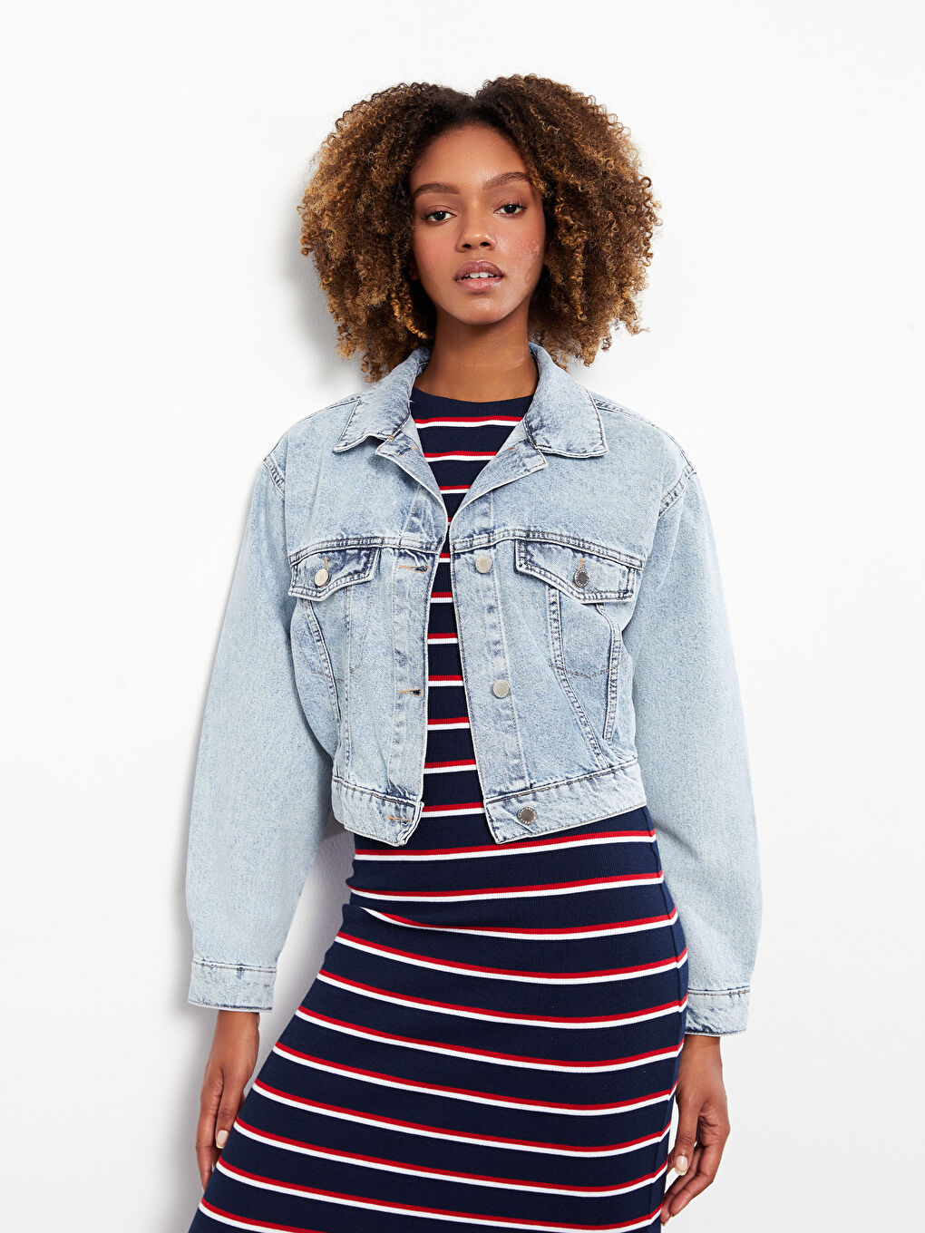 Джинсовая куртка с отложным воротником для женщин