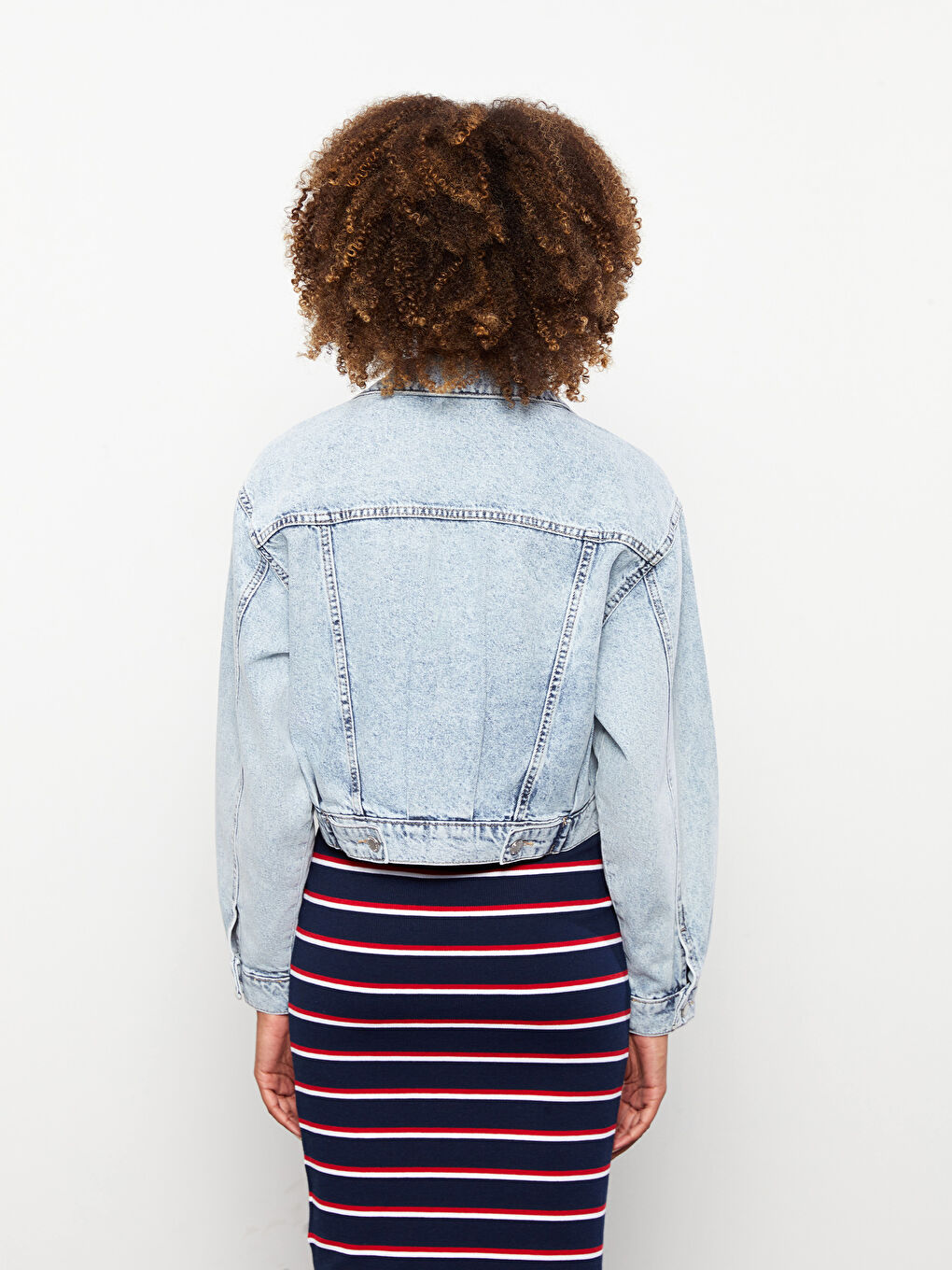 Джинсовая куртка с отложным воротником для женщин-4