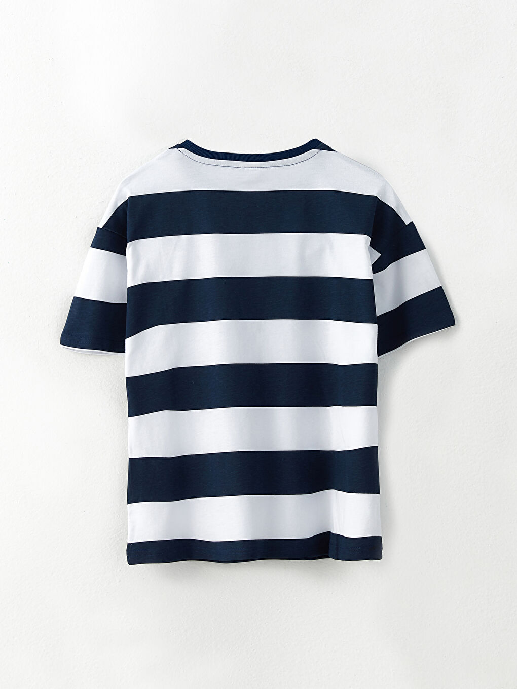 تي شيرت مخطط ياقة دائرية مريح للأولاد-1