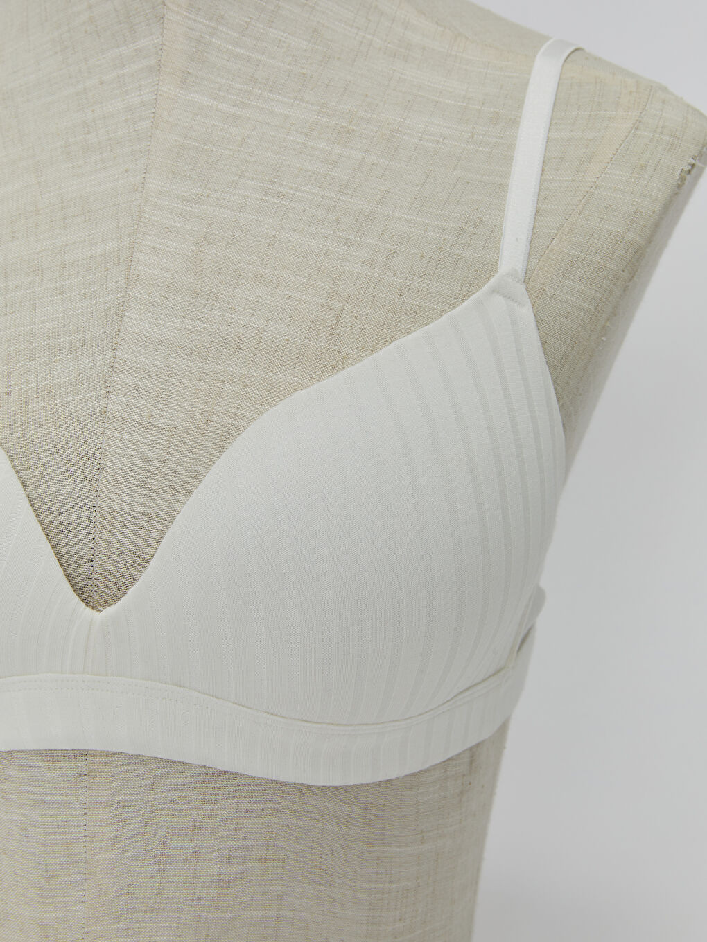 Бюстгальтер без косточек с поролоном -2