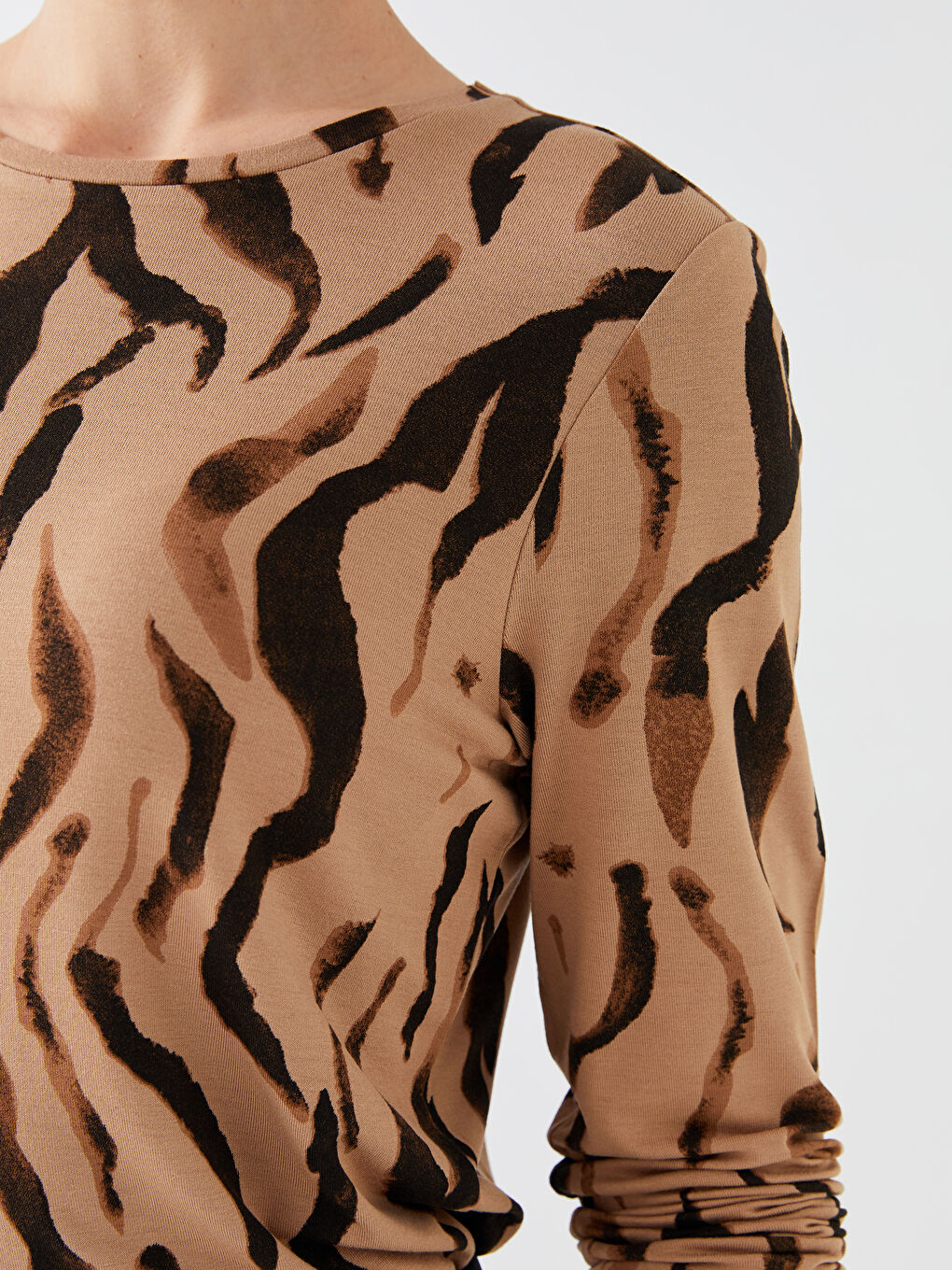 Женская футболка с длинным рукавом с круглым вырезом и узором-3