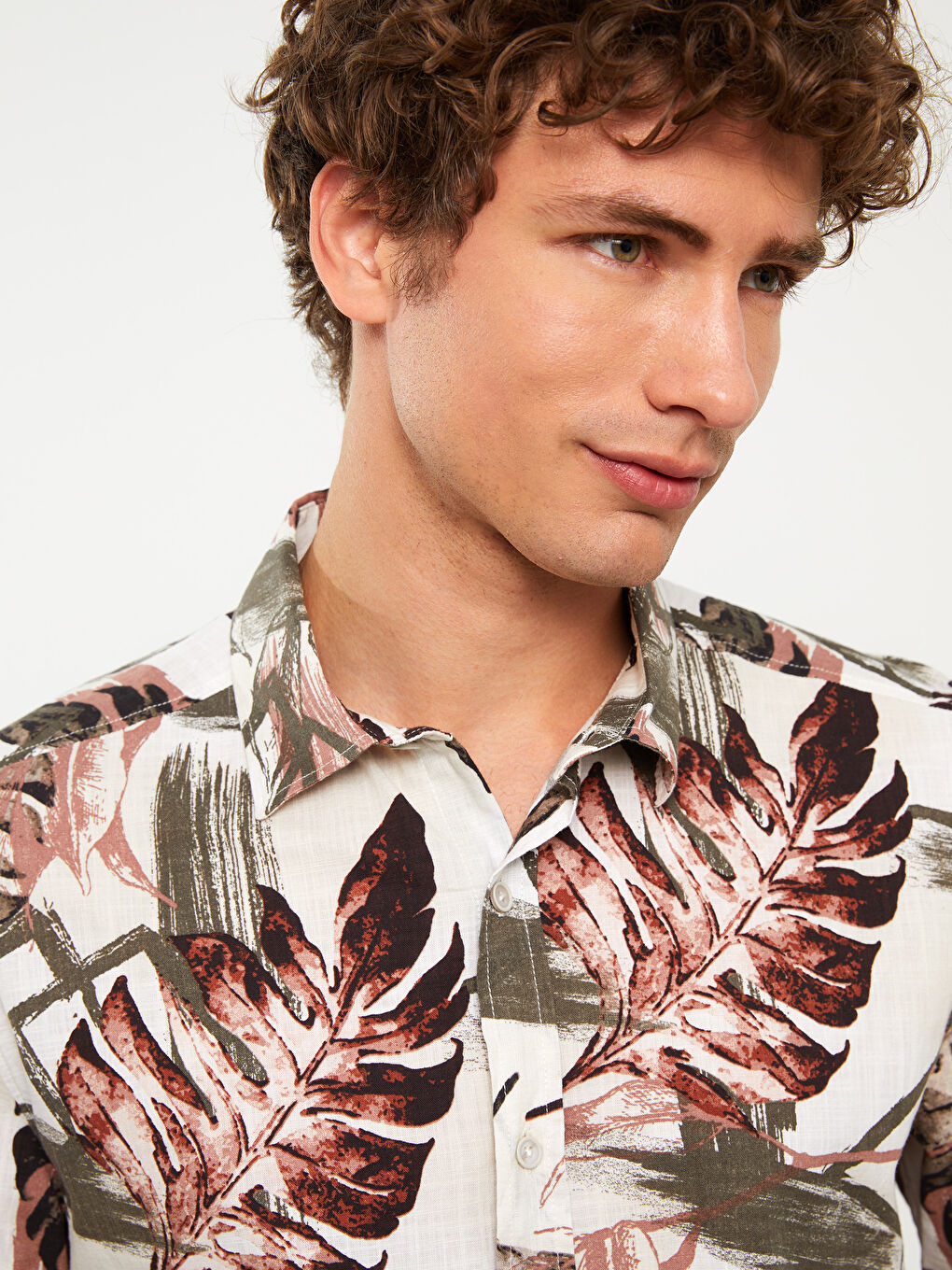 ерлерге арналған стандартты пішім қысқа жең өрнекті поплин жейде