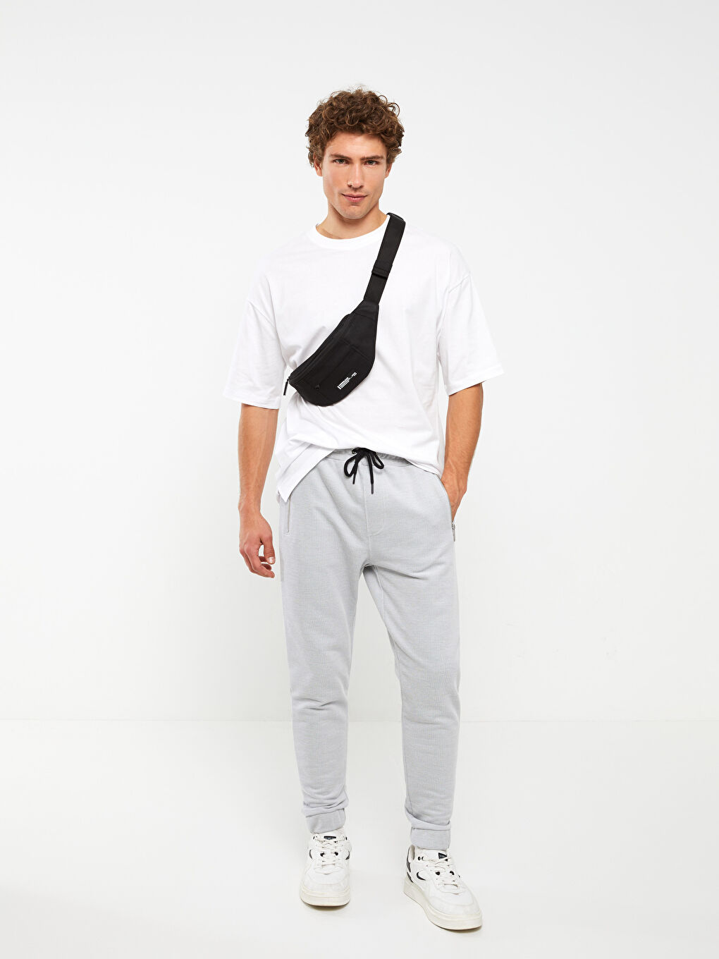 Siyah Etiket Detaylı Erkek Bel Çantası-2