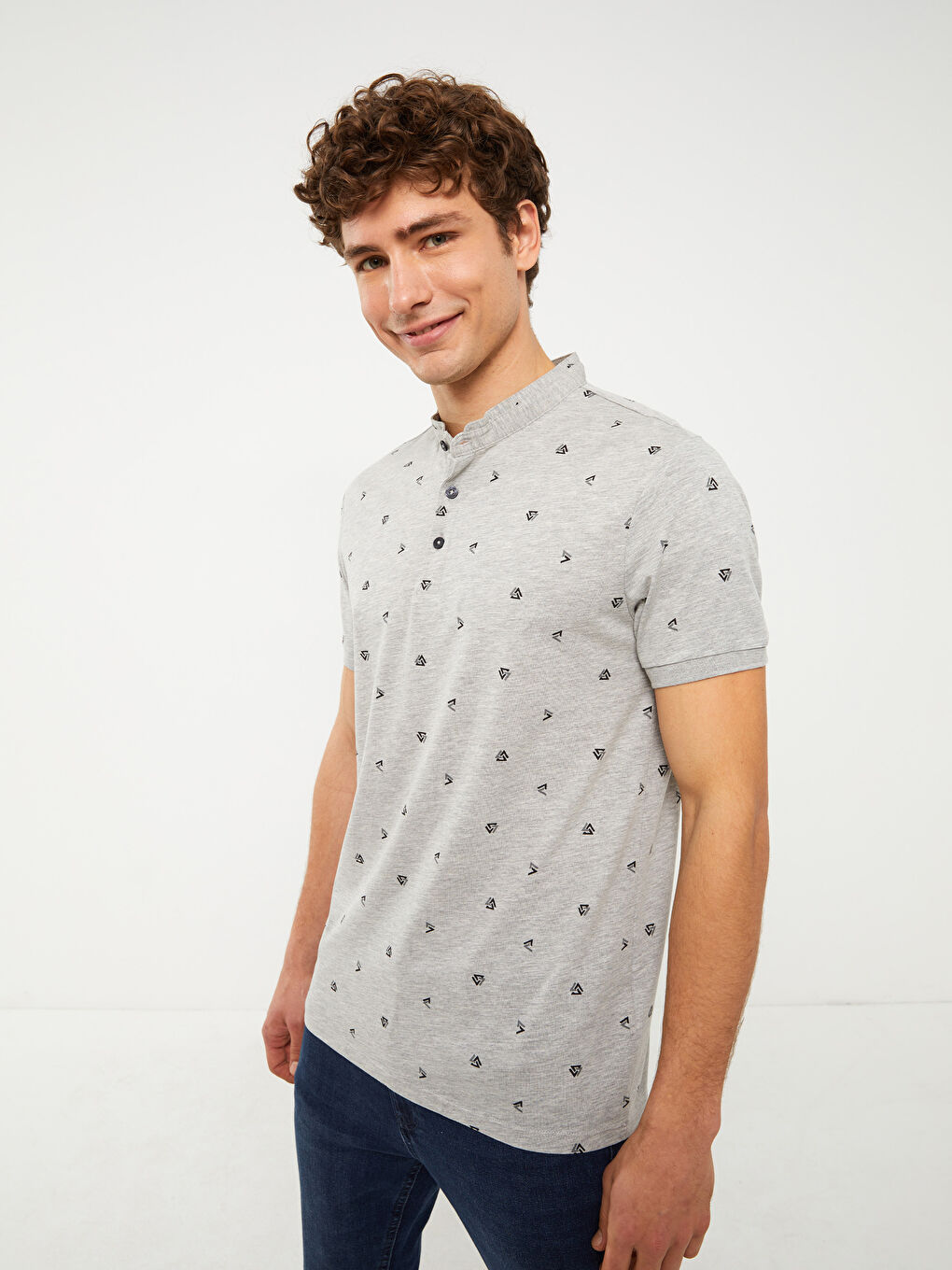 تي شيرت رجالي بكم قصير وياقة مندرين منقوش-1