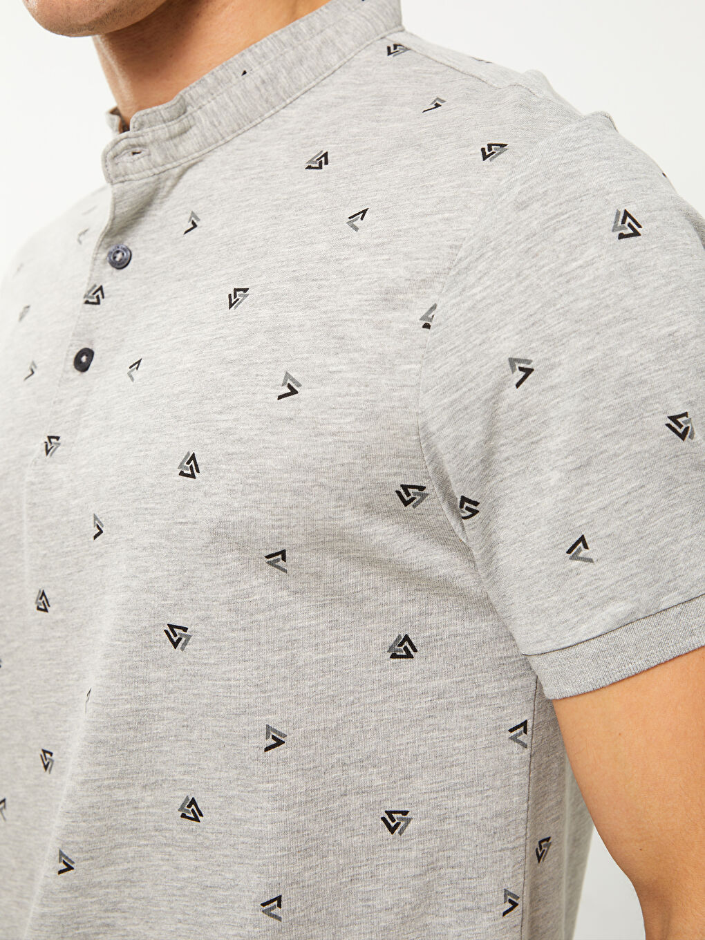 تي شيرت رجالي بكم قصير وياقة مندرين منقوش-3