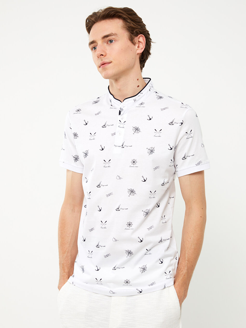 تي شيرت رجالي بكم قصير وياقة مندرين منقوش