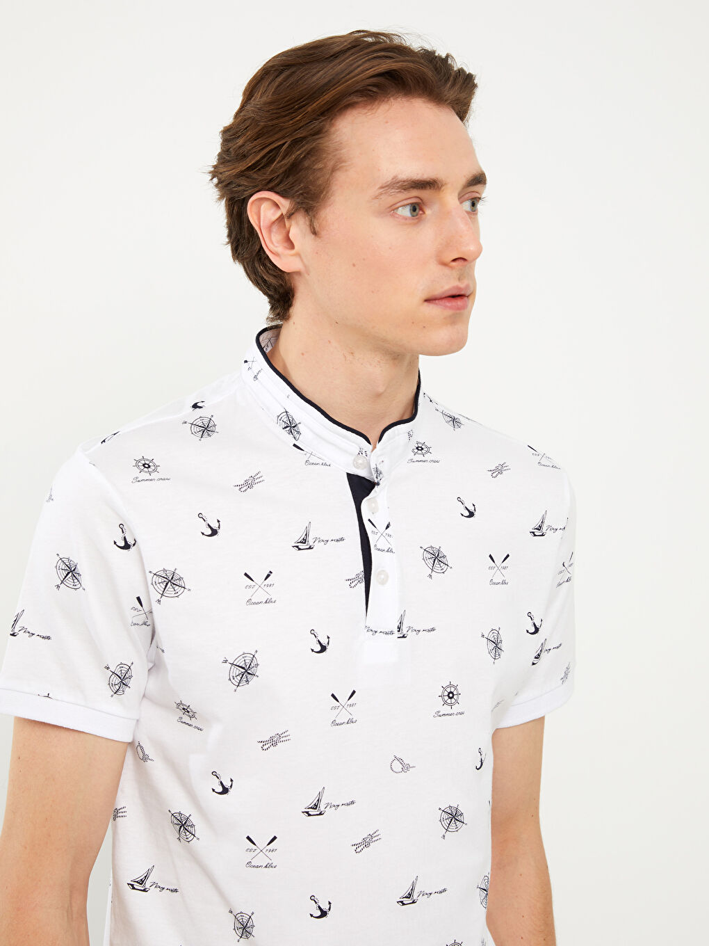 تي شيرت رجالي بكم قصير وياقة مندرين منقوش-1