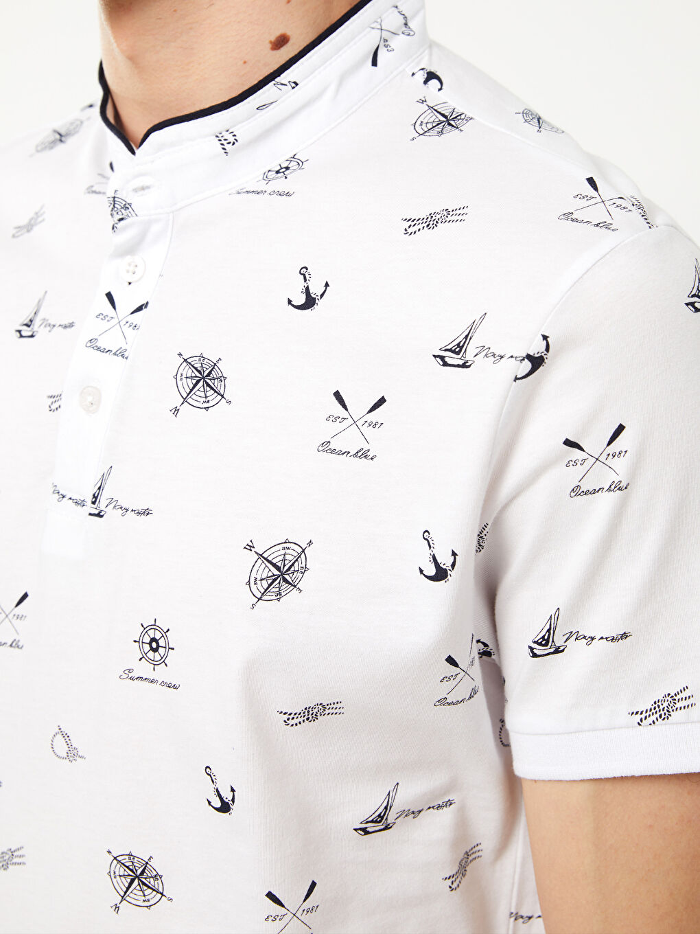 تي شيرت رجالي بكم قصير وياقة مندرين منقوش-3