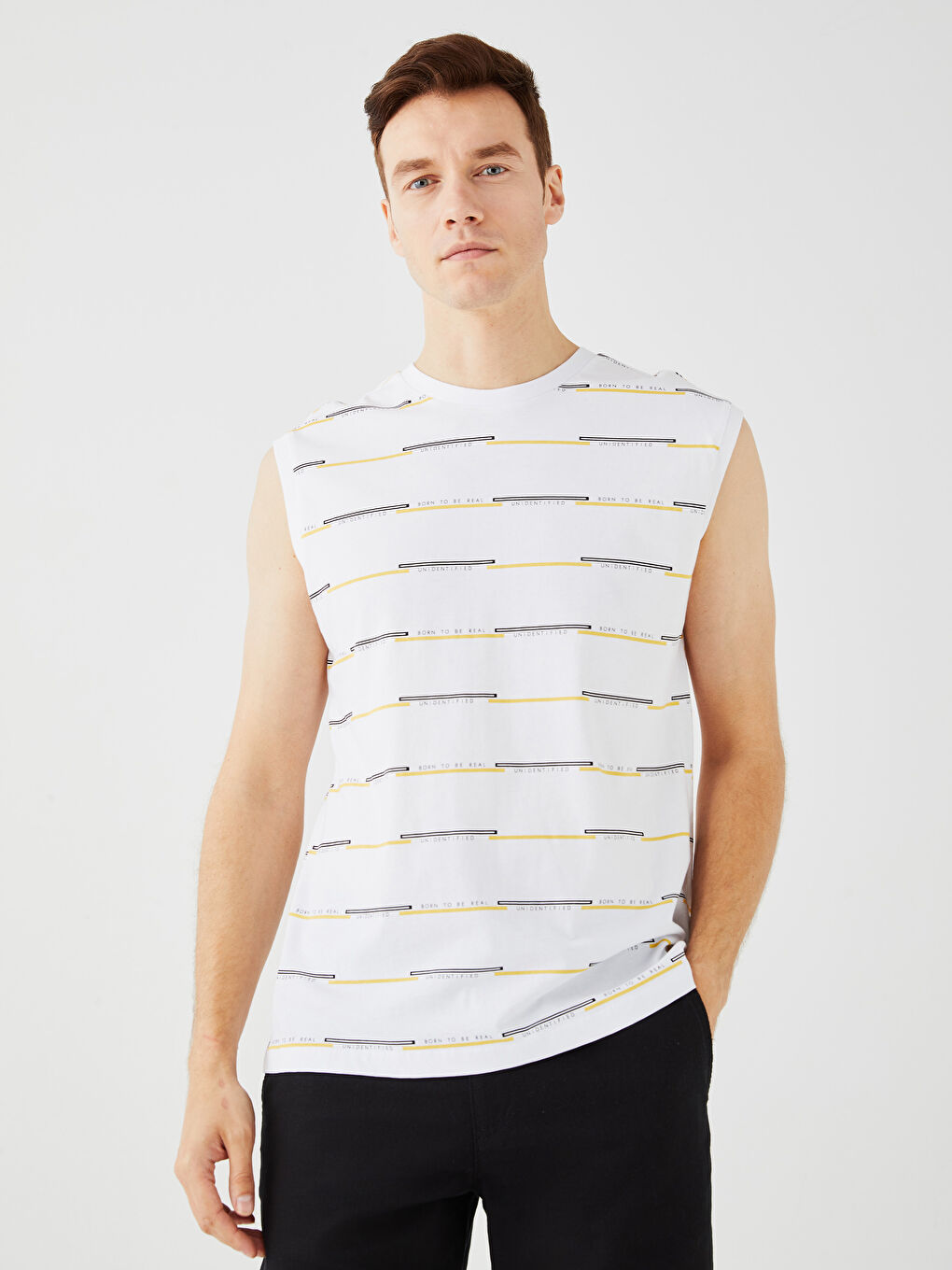 Beyaz Bisiklet Yaka Baskılı Erkek Kolsuz Tişört-1