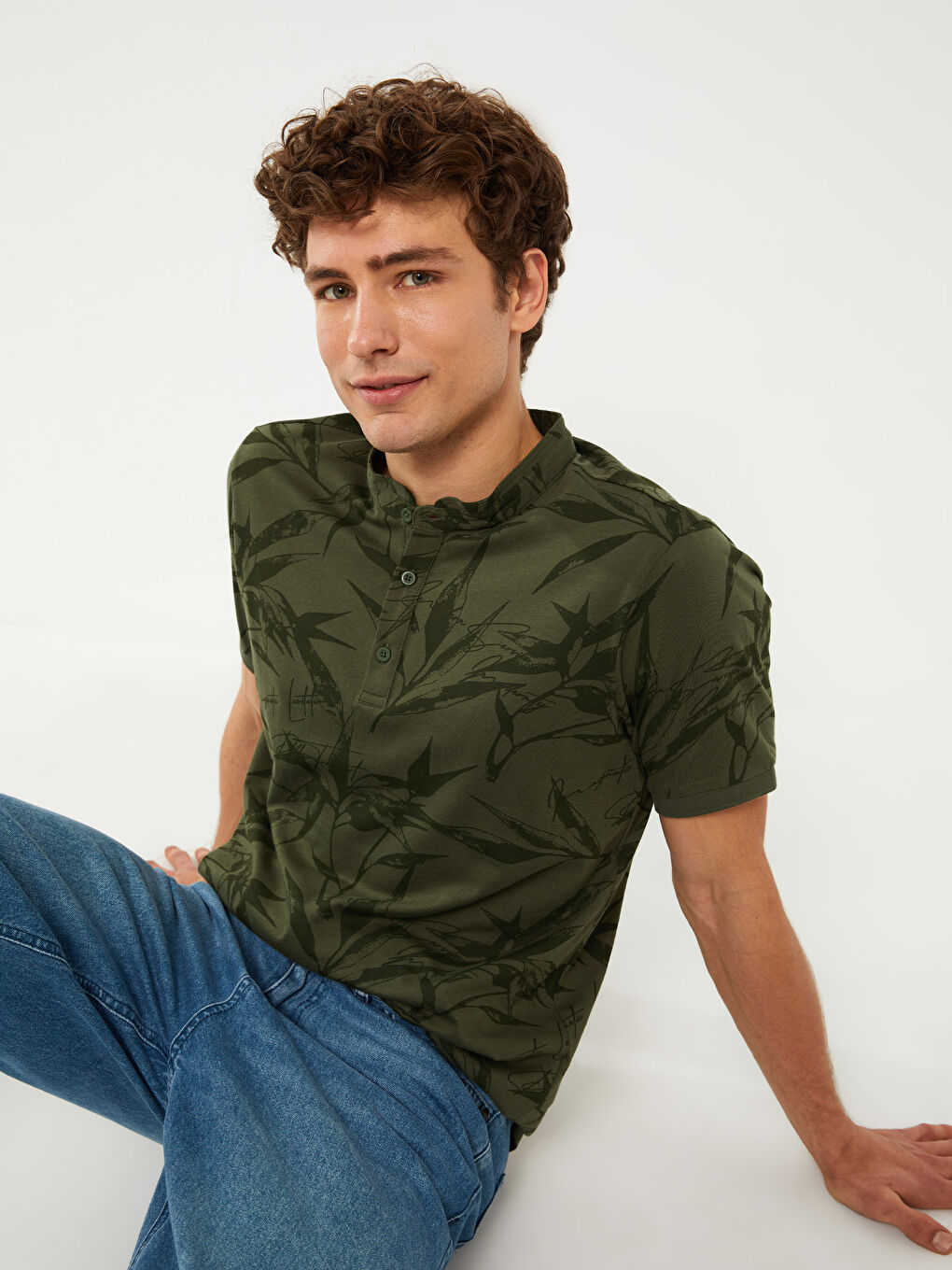 Футболка с воротником-стойка, коротким рукавом и узором для мужчин