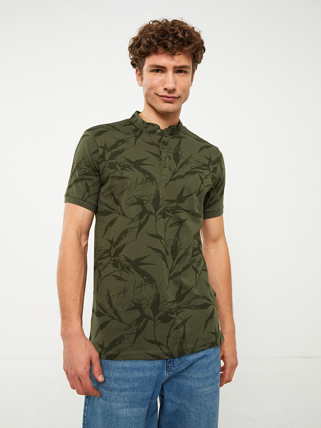 Футболка с воротником-стойка, коротким рукавом и узором для мужчин-1