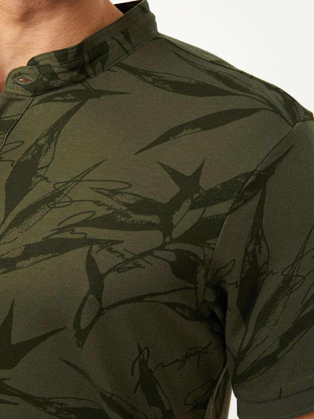 Футболка с воротником-стойка, коротким рукавом и узором для мужчин-3