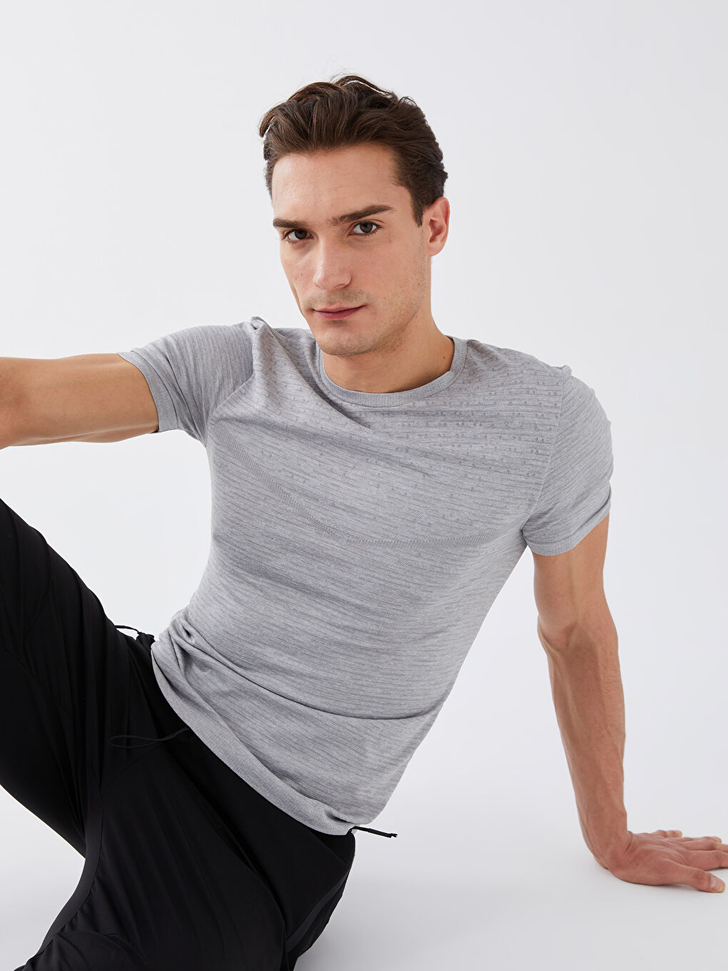 Gri Bisiklet Yaka Kısa Kollu Erkek Spor Tişört-1