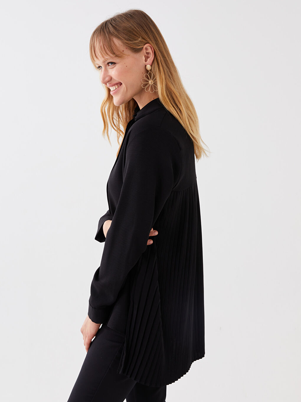 Siyah Uzun Kollu Pileli Kadın Gömlek
