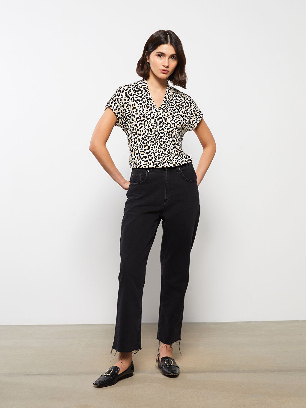 Karışık V Yaka Desenli Kısa Kollu Kadın Bluz-1