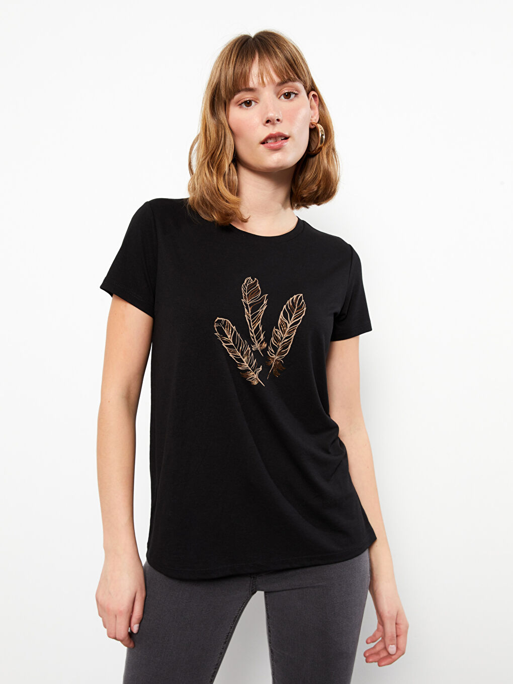 تي شيرت نسائي بأكمام قصيرة ونقشة وياقة دائرية