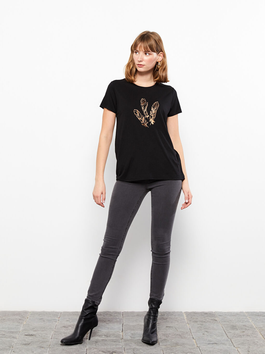 تي شيرت نسائي بأكمام قصيرة ونقشة وياقة دائرية-1