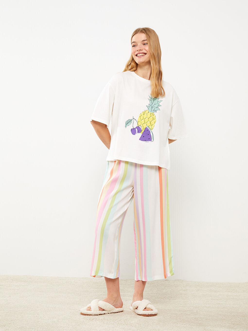 Karışık Bisiklet Yaka Baskılı Kısa Kollu Kadın Kaprili Pijama Takımı