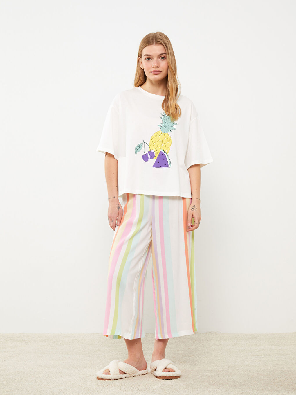 Karışık Bisiklet Yaka Baskılı Kısa Kollu Kadın Kaprili Pijama Takımı-1