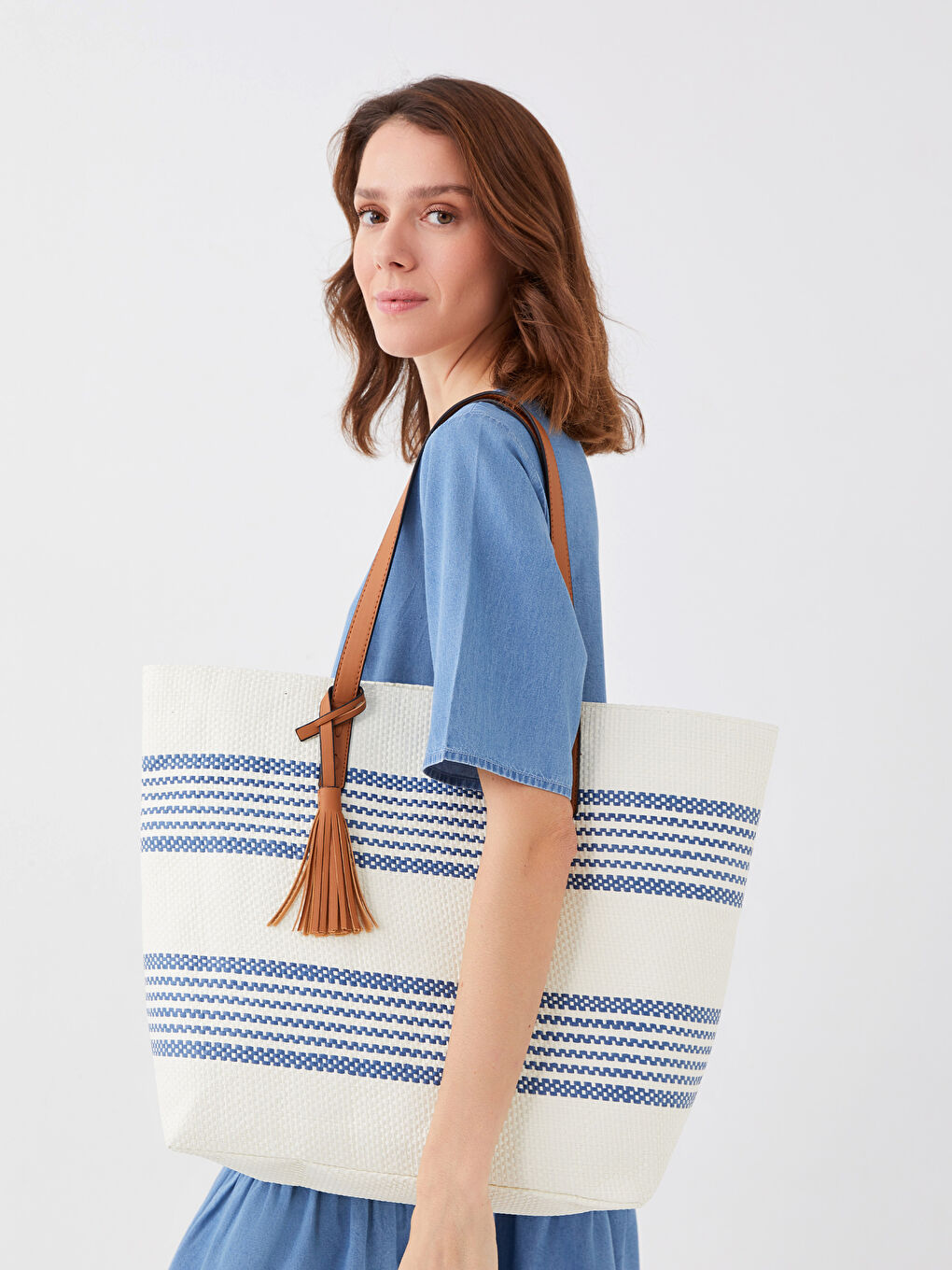 حقيبة كتف من القش مخططة للسيدات