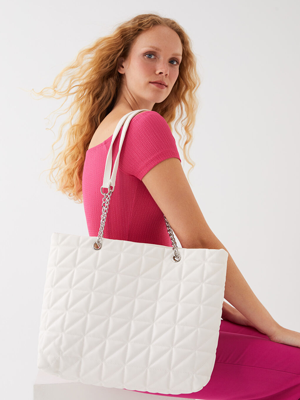 Beyaz Deri Görünümlü Kapitoneli Kadın Omuz Çantası