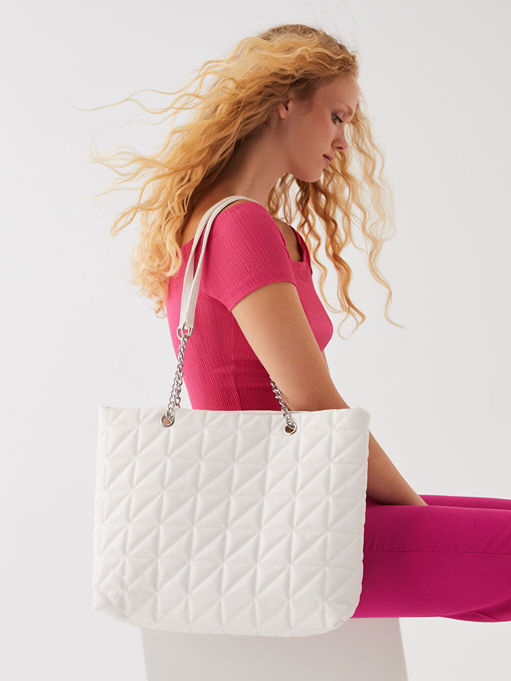 Beyaz Deri Görünümlü Kapitoneli Kadın Omuz Çantası-1