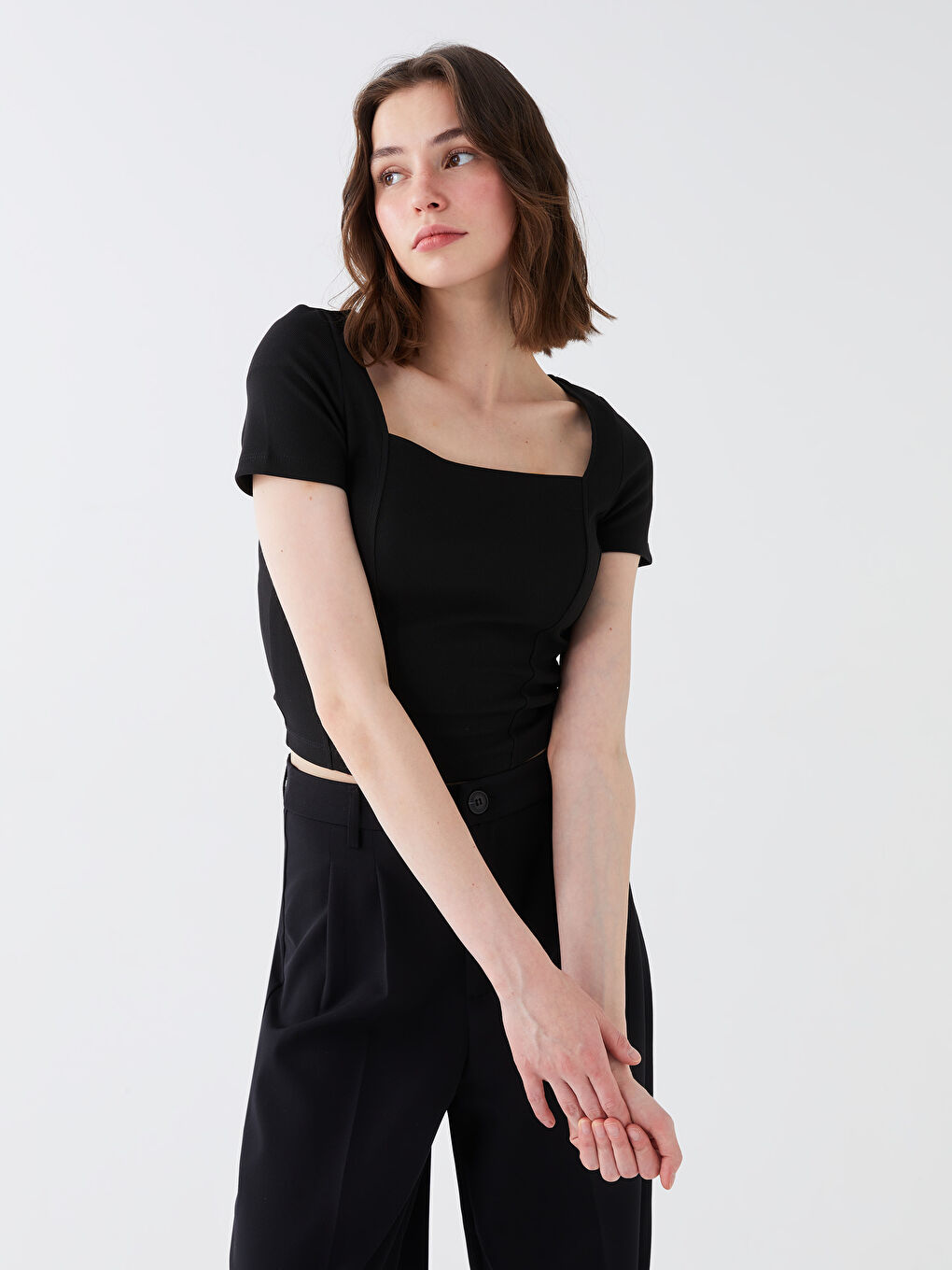 Женская футболка с квадратным воротником, прямым кроем и коротким рукавом