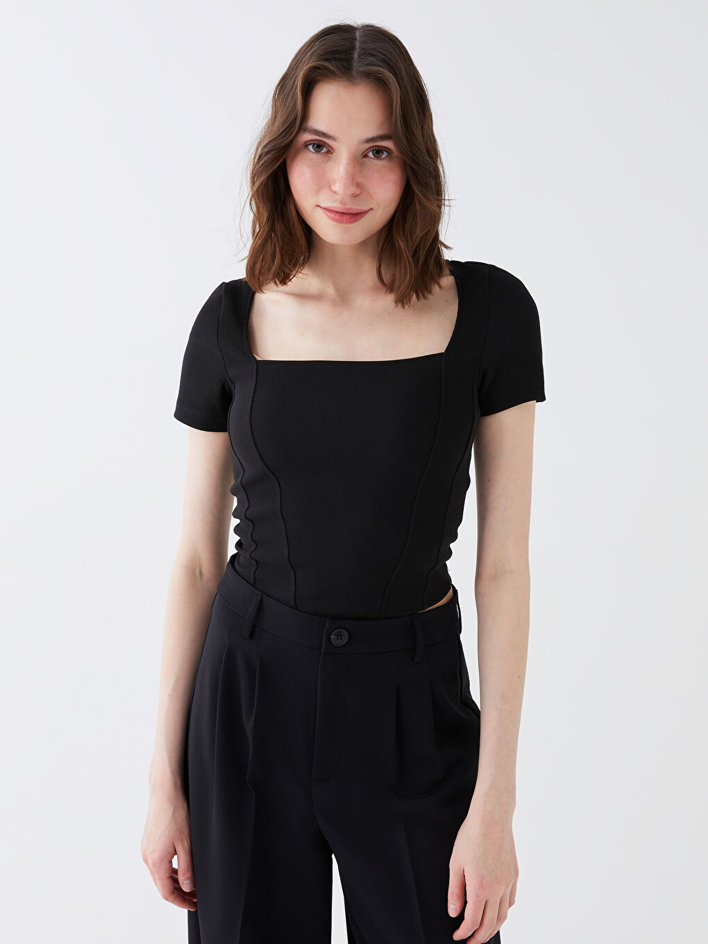 Женская футболка с квадратным воротником, прямым кроем и коротким рукавом-1