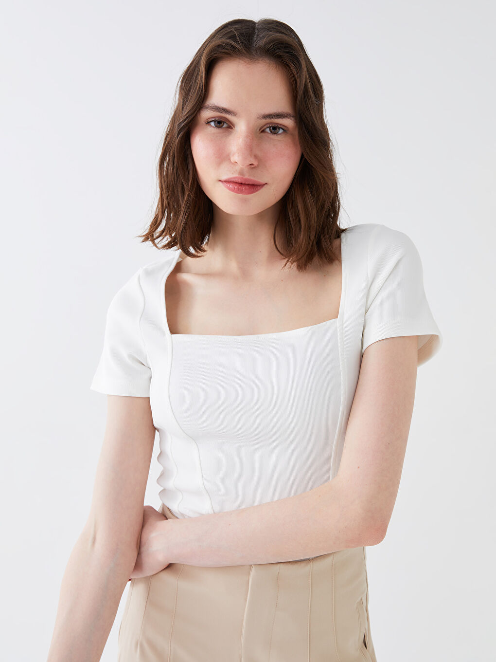 Ekru Kadın Kare Yaka Düz Kısa Kollu Tişört