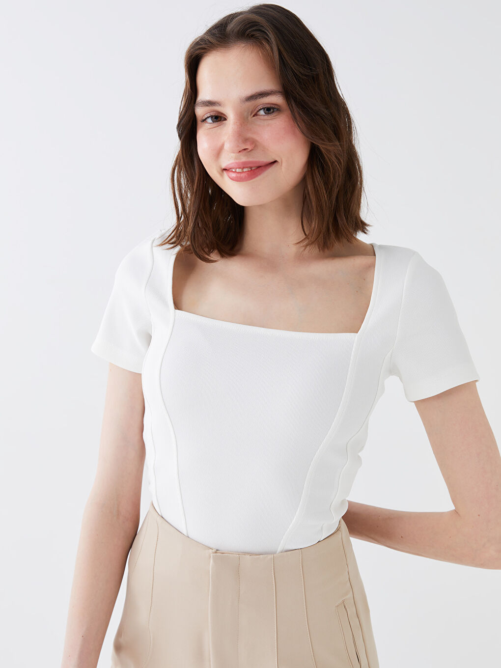 Ekru Kadın Kare Yaka Düz Kısa Kollu Tişört-1