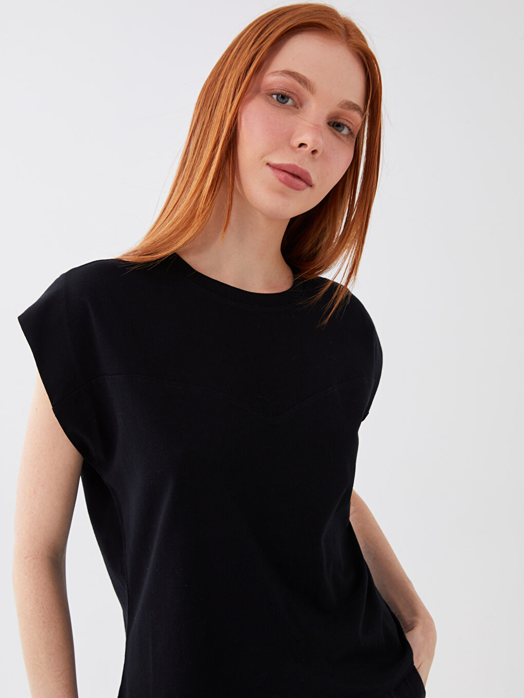 Siyah Bisiklet Yaka Düz Kısa Kollu Kadın Tişört-1