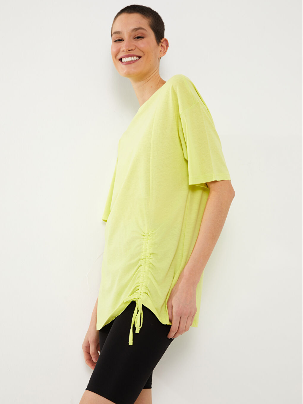 Sarı Bisiklet Yaka Düz Kısa Kollu Oversize Kadın Tişört-1