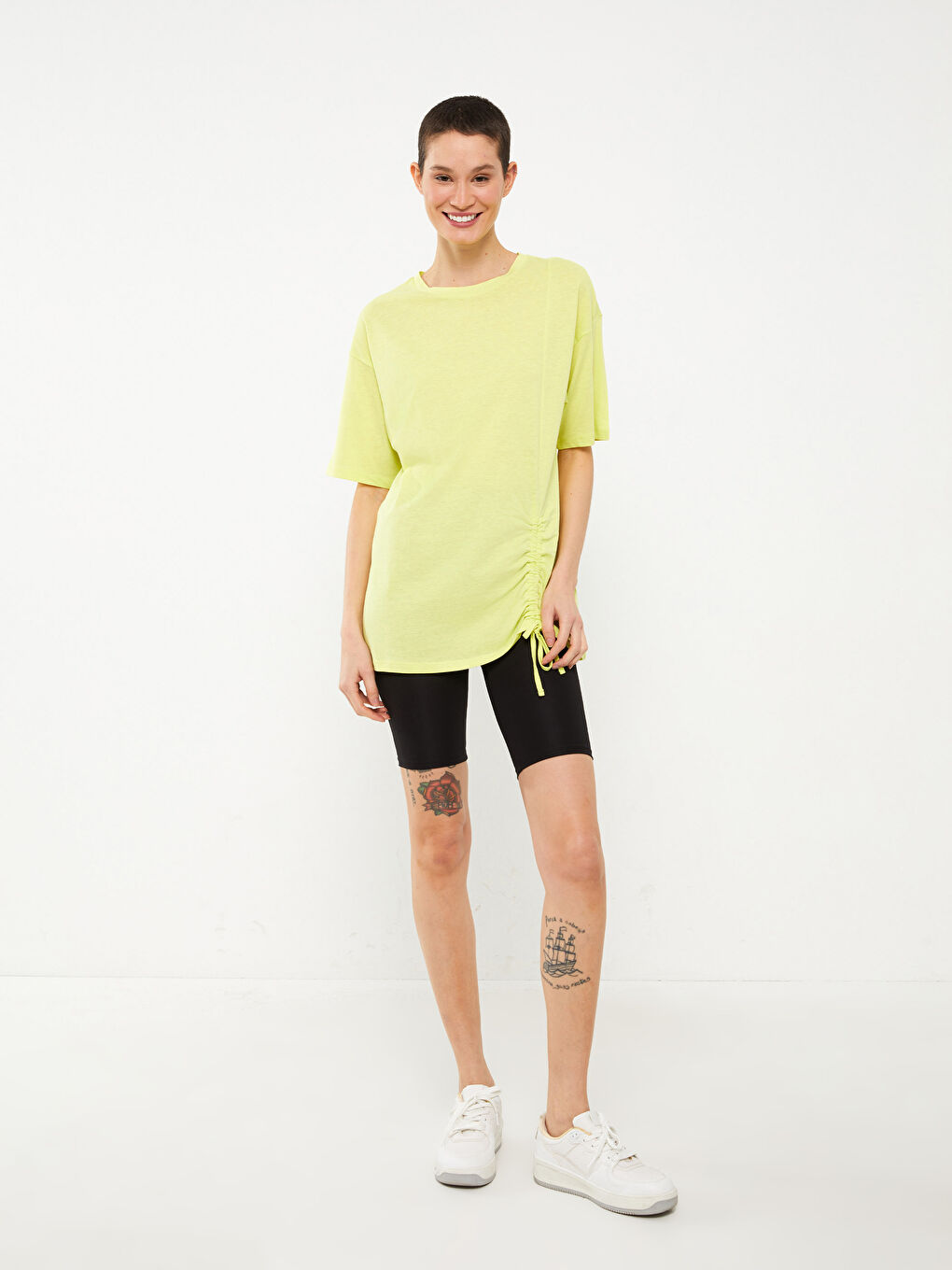 Sarı Bisiklet Yaka Düz Kısa Kollu Oversize Kadın Tişört-2