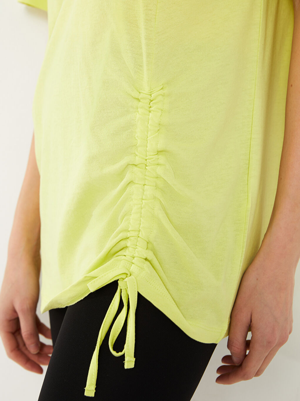 Sarı Bisiklet Yaka Düz Kısa Kollu Oversize Kadın Tişört-3