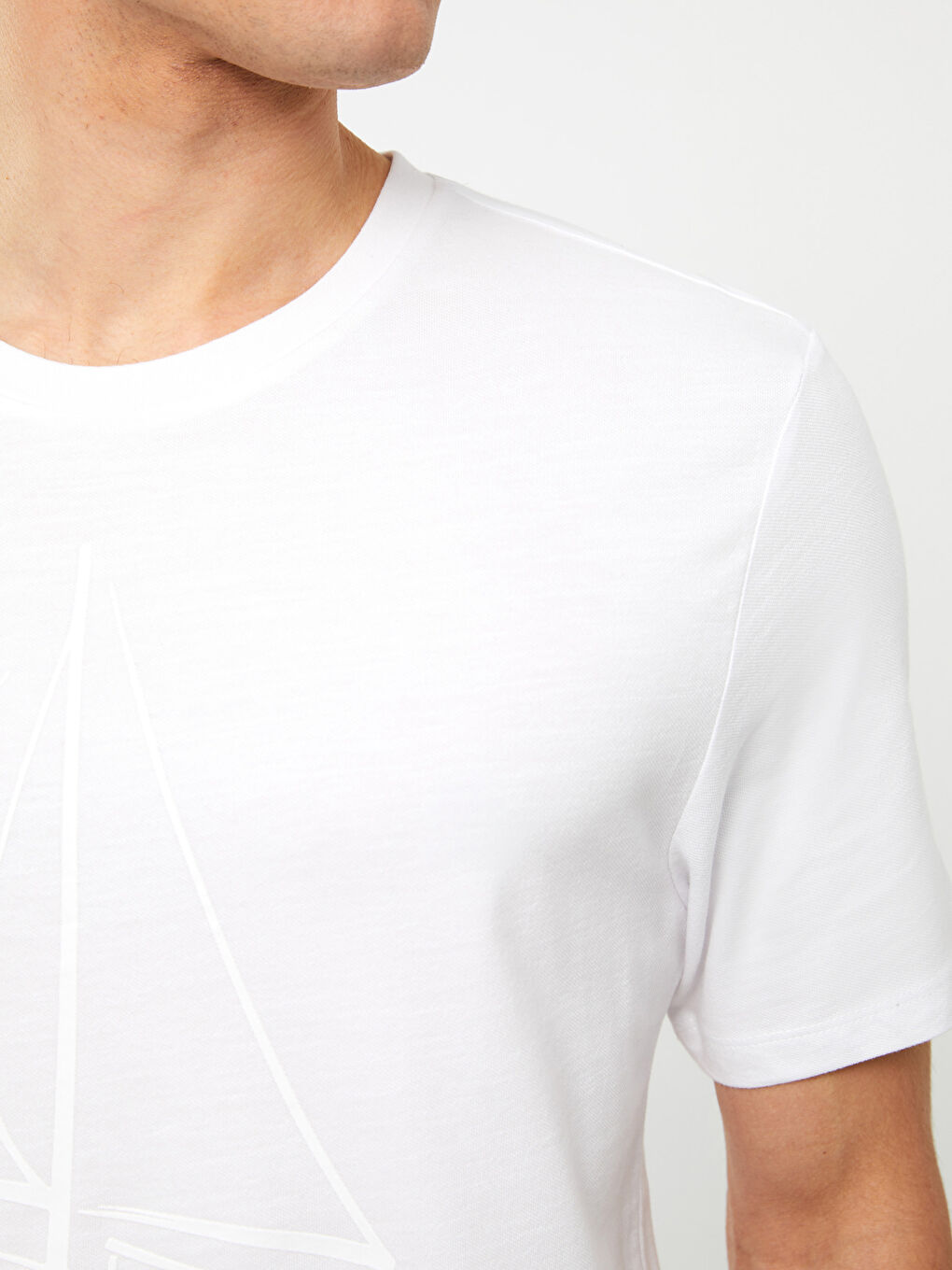 تيشيرت مطبوع برقبة دائرية وكم قصير للرجال-3