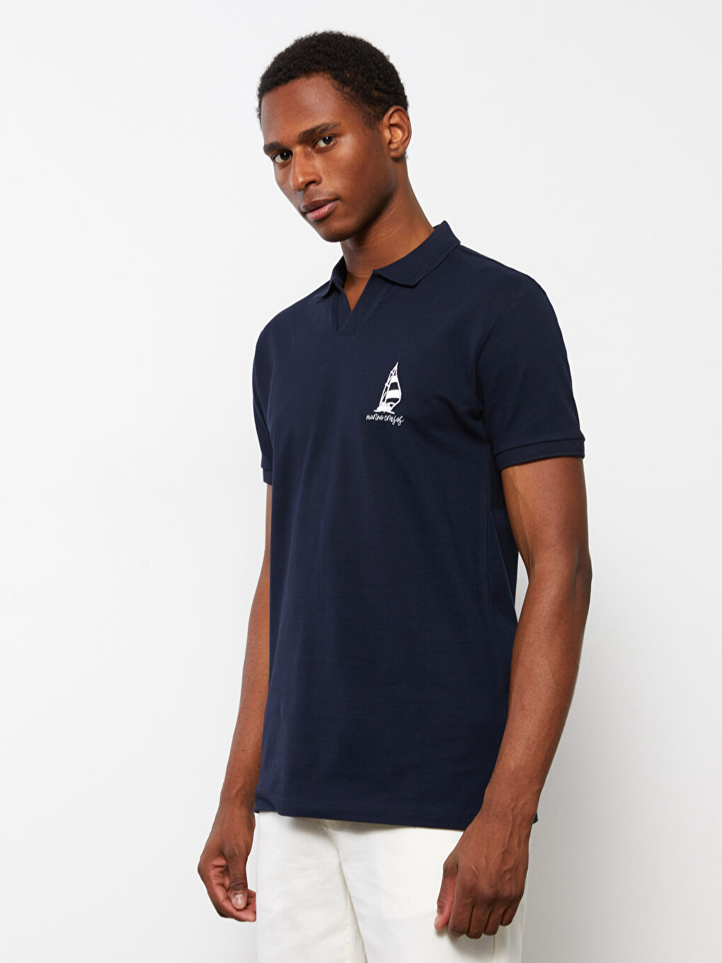 تي شيرت ياقة بولو كم قصير مطرز للرجال