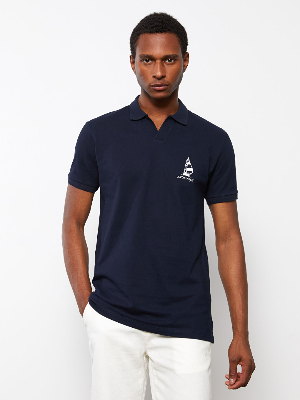 تي شيرت ياقة بولو كم قصير مطرز للرجال-1