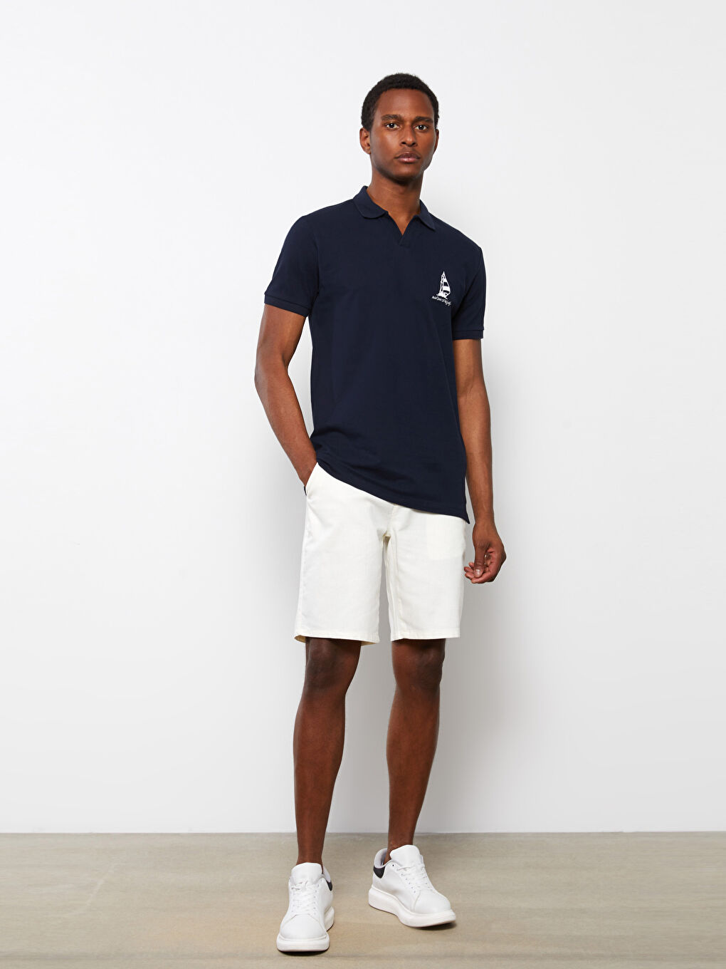 تي شيرت ياقة بولو كم قصير مطرز للرجال-2