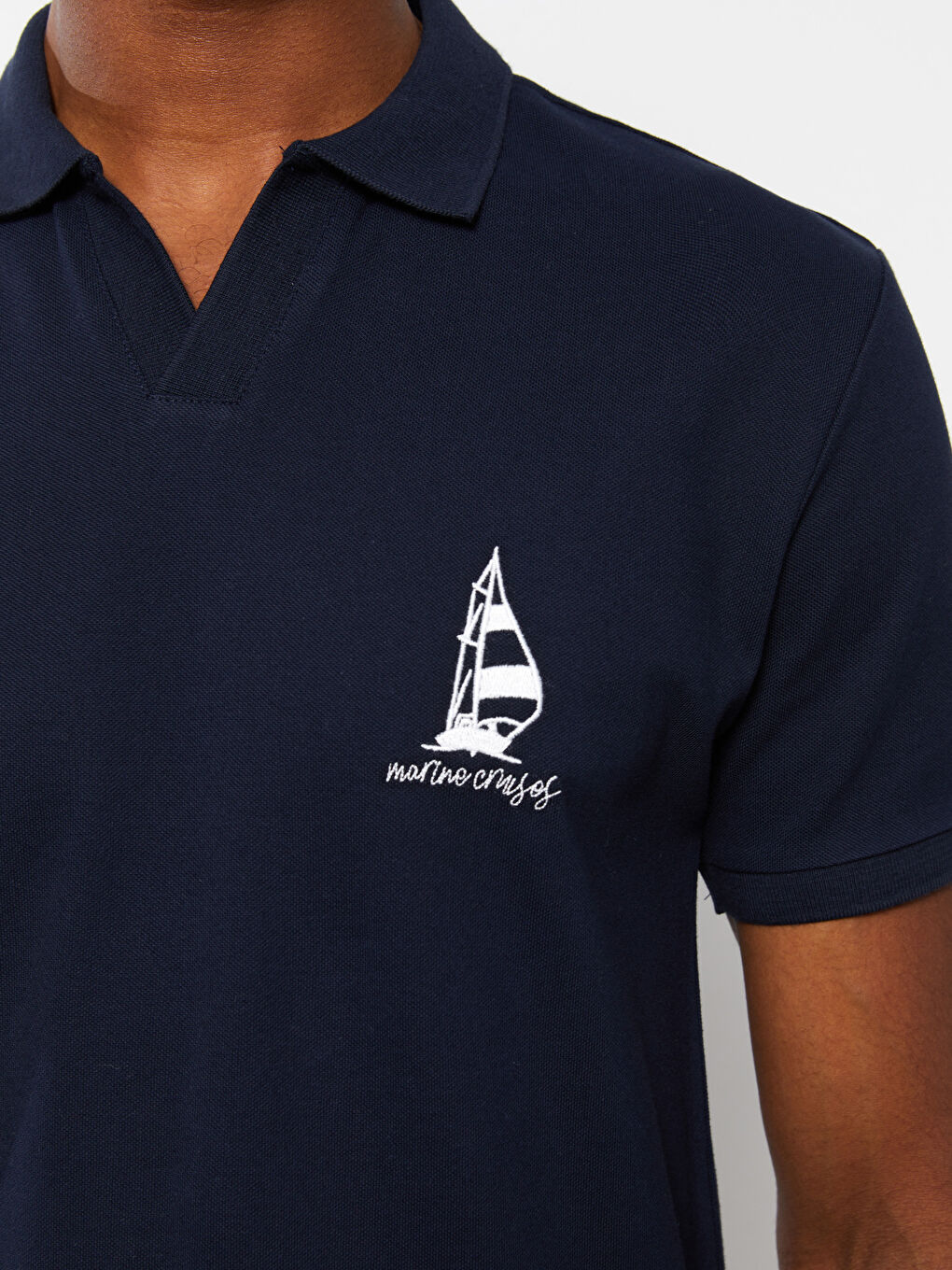 تي شيرت ياقة بولو كم قصير مطرز للرجال-3